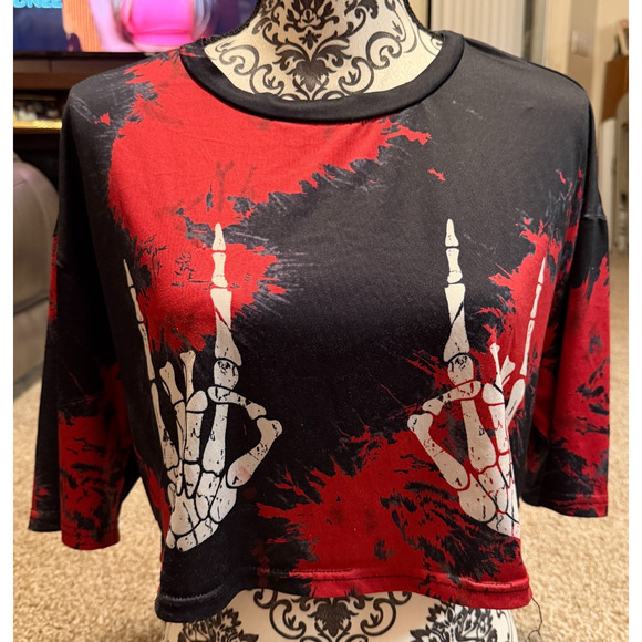 WOMENS CROP TOP SIZE LARGE IN RED AND BLACK W/2 SKELETAL HANDS ON FRONT - Picture 6 of 9